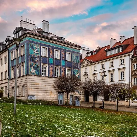 Przy Barbakanie Old Town, Sun & Snow